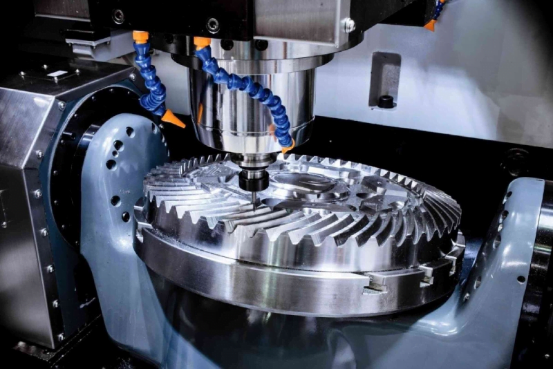 Máy CNC Việt Sơn đang gia công chi tiết phức tạp