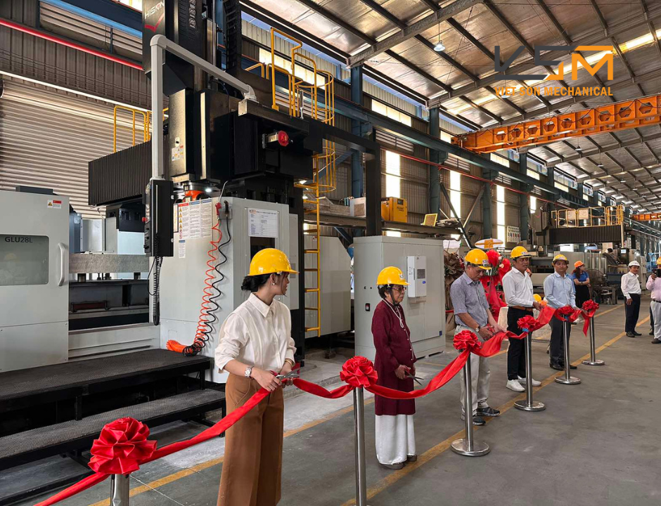 Đại diện lãnh đạo công ty cắt băng khai trương máy phay giường CNC GLU28x40